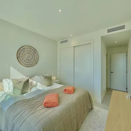 Santa Barbara Heights - Heated Pool, Gym, Bbq. Apartment *
