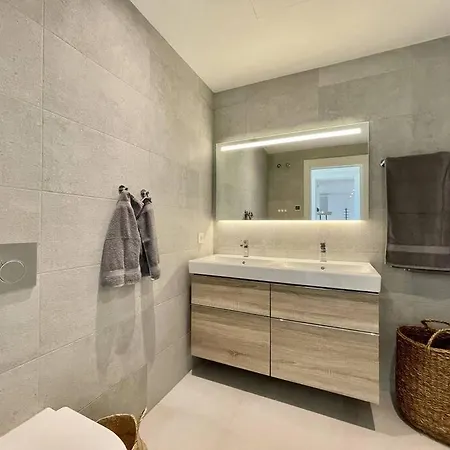 Santa Barbara Heights - Heated Pool, Gym, Bbq. Apartment