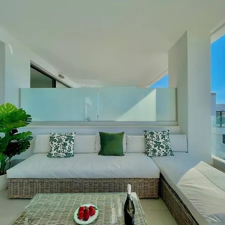 Santa Barbara Heights - Heated Pool, Gym, Bbq.