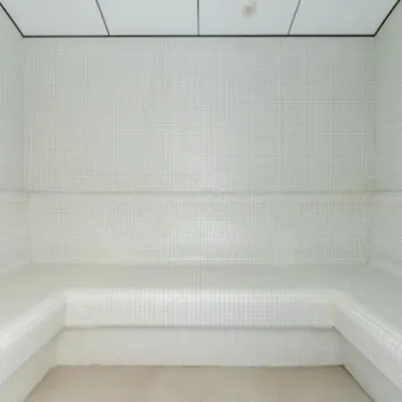 Santa Barbara Heights - Heated Pool, Gym, Bbq. Apartment