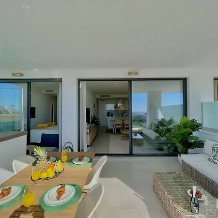 Santa Barbara Heights - Heated Pool, Gym, Bbq. Apartment *